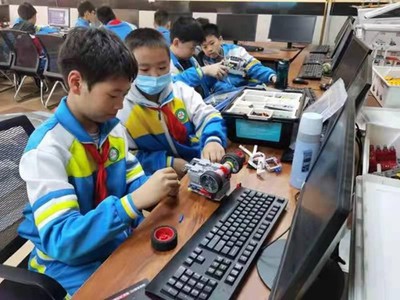 开封市梁苑小学 以科技为翼，筹备机器人智能穿越赛激发教育新活力